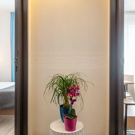 Отель The Originals City, Notre Dame, 3*